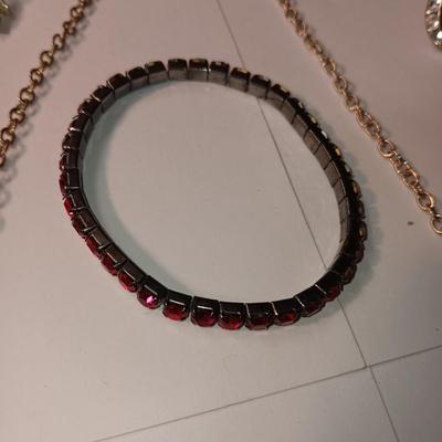 A GOOD ASSORTMENT OF FASHION JEWELRY