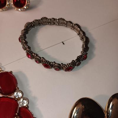 A GOOD ASSORTMENT OF FASHION JEWELRY