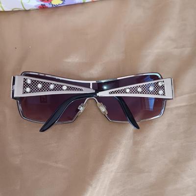 IDENTITY AND NINE & CO SUNGLASSES, ZIPPERED BAGS AND MORE