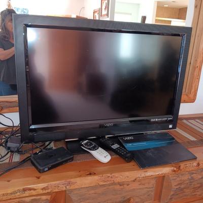 VIZIO 32 INCH TV WITH REMOTE AND DIRECTV CABLE BOX WITH REMOTE