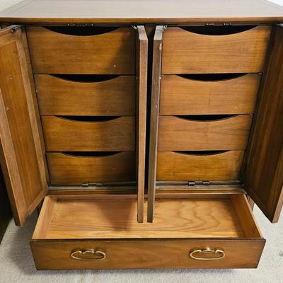 Nice Drexel midcentury modern Chest of drawers MCM 9 drawers