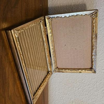 Beautiful lamp with like-themed household decor