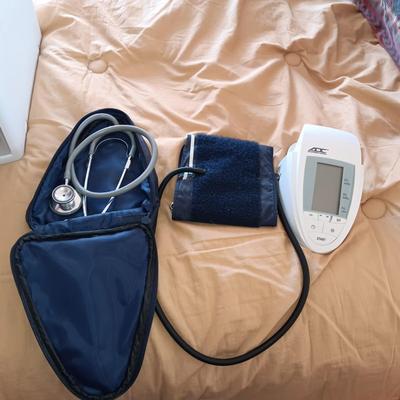 2 GIFT SETS TO PAMPER YOURSELF, BLOOD PRESSURE MONITOR AND 3 DRAWER ORGANIZER