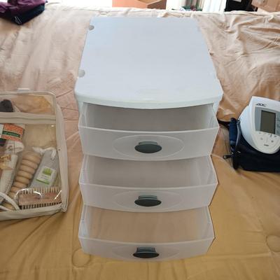2 GIFT SETS TO PAMPER YOURSELF, BLOOD PRESSURE MONITOR AND 3 DRAWER ORGANIZER