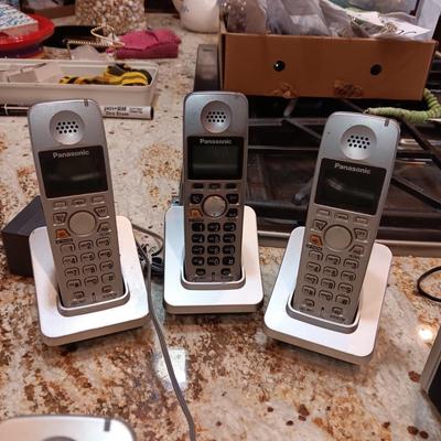 PANASONIC 4 HANDSET CORDLESS PHONES AND MIDLAND ELECTRIC OR HAND CRANK RADIO
