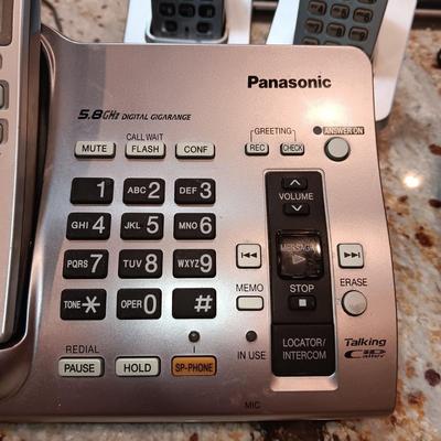 PANASONIC 4 HANDSET CORDLESS PHONES AND MIDLAND ELECTRIC OR HAND CRANK RADIO