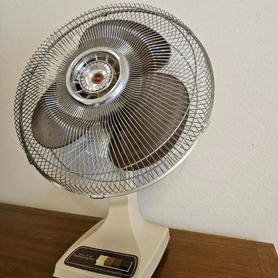 MCI Oscillating multi-speed table fan