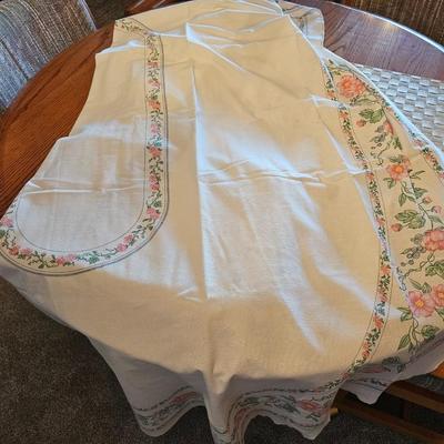 Table linens most for an oval table