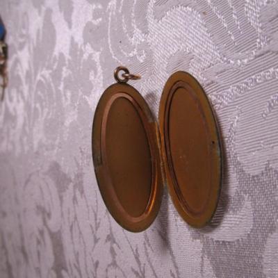 Vintage gold-tone locket with etched flowers