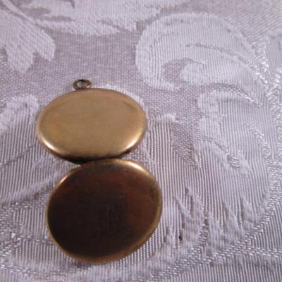 Sale Photo Thumbnail #41: gold-tone 7/8" in diameter, no chain, covers & brackets for pictures included