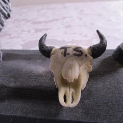 1 Buffalo statuette