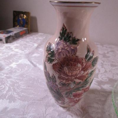 3 small plates, 1 vase