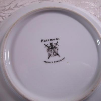 3 small plates, 1 vase