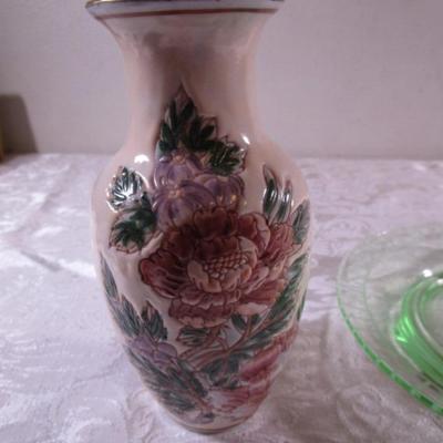 3 small plates, 1 vase