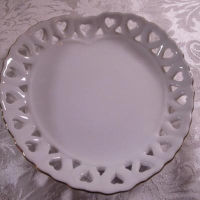 3 small plates, 1 vase