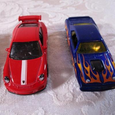 6 Hot Wheels cars
