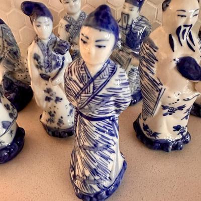 BLUE WHITE PORCELAIN ASAIN FIGURINE LOT