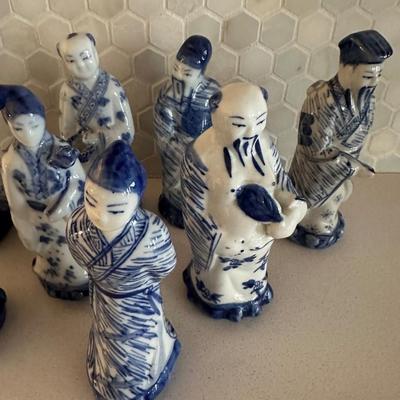 BLUE WHITE PORCELAIN ASAIN FIGURINE LOT