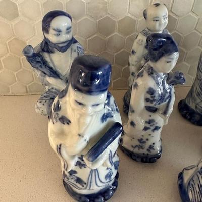 BLUE WHITE PORCELAIN ASAIN FIGURINE LOT