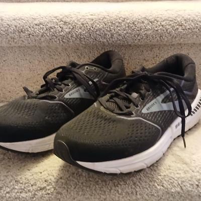 Men's Brooks size 11 tennis shoes Like new!