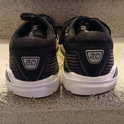 Men's Brooks size 11 tennis shoes Like new!