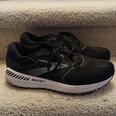 Men's Brooks size 11 tennis shoes Like new!