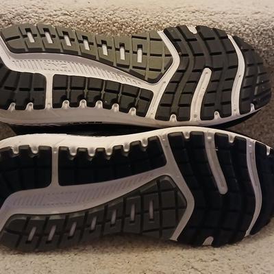 Men's Brooks size 11 tennis shoes Like new!