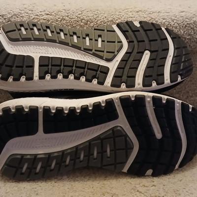 Men's Brooks size 11 tennis shoes Like new!