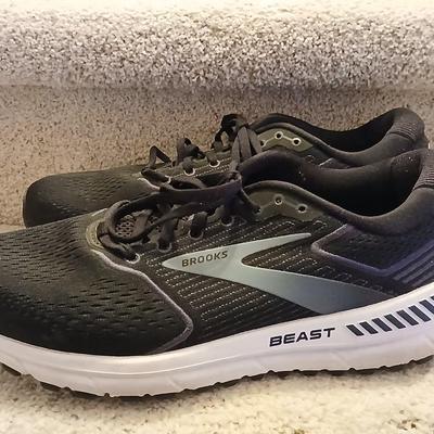 Men's Brooks size 11 tennis shoes Like new!