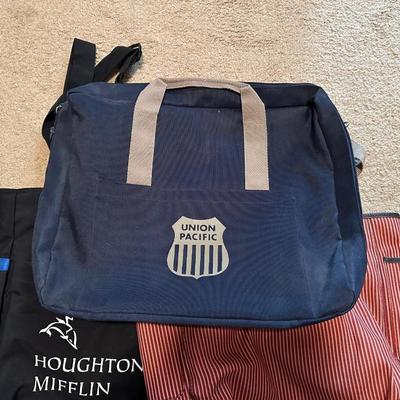AN ASSORTMENT OF CLOTH TOTE BAGS