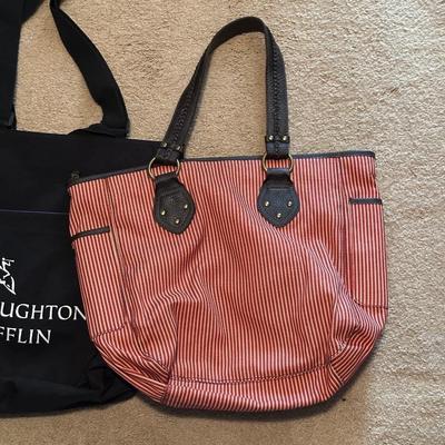 AN ASSORTMENT OF CLOTH TOTE BAGS