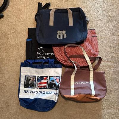 AN ASSORTMENT OF CLOTH TOTE BAGS