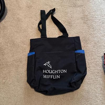 AN ASSORTMENT OF CLOTH TOTE BAGS