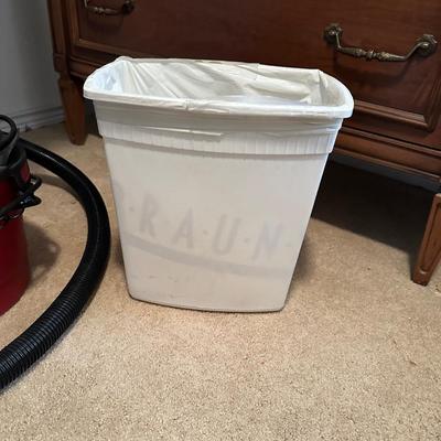 CRAFTSMAN 2 1/2 GALLON WET, DRY VACUUM AND WASTE BASKET