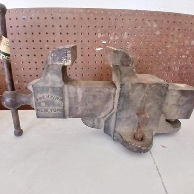 Antique Bull dog Prentiss Vise Co., New York No 51-bench vise