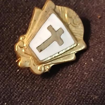 Small award pins - 10k elk - D.A.K. - 4-H award - alumni and more