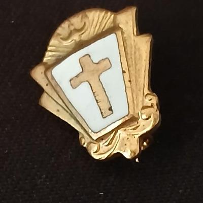 Small award pins - 10k elk - D.A.K. - 4-H award - alumni and more