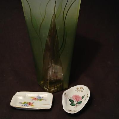 Beautiful Womar glass vase with vintage ashtrays and ring dish