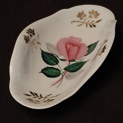 Beautiful Womar glass vase with vintage ashtrays and ring dish