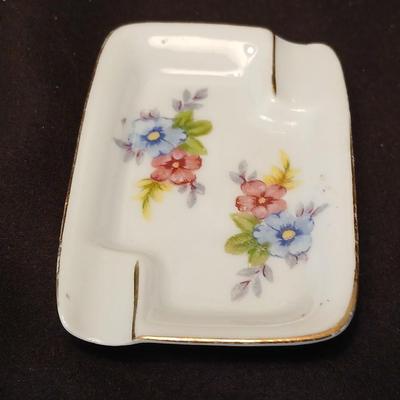 Beautiful Womar glass vase with vintage ashtrays and ring dish