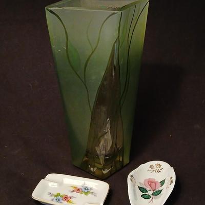 Beautiful Womar glass vase with vintage ashtrays and ring dish