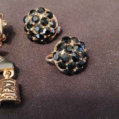 Sewing machine charm brooch, with clip on earrings