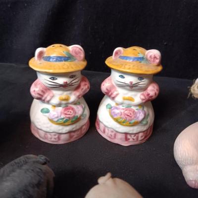 THIS LITTLE PIGGY, SHAKERS AND FIGURINES