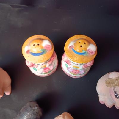 THIS LITTLE PIGGY, SHAKERS AND FIGURINES