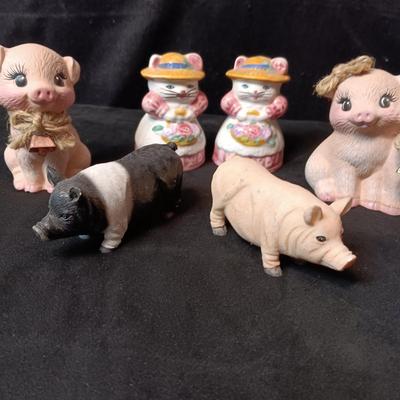 THIS LITTLE PIGGY, SHAKERS AND FIGURINES