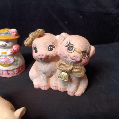 THIS LITTLE PIGGY, SHAKERS AND FIGURINES