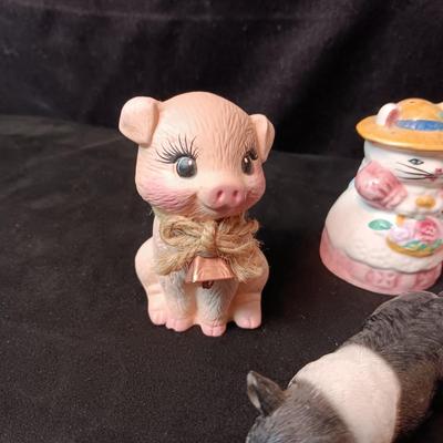 THIS LITTLE PIGGY, SHAKERS AND FIGURINES