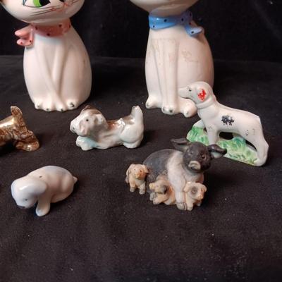 2 PORCELAIN CATS AND SEVERAL MINIATURE ANIMALS