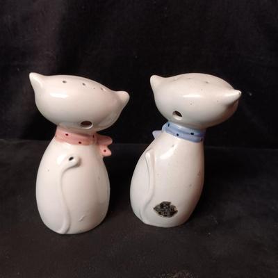 2 PORCELAIN CATS AND SEVERAL MINIATURE ANIMALS