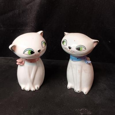 2 PORCELAIN CATS AND SEVERAL MINIATURE ANIMALS